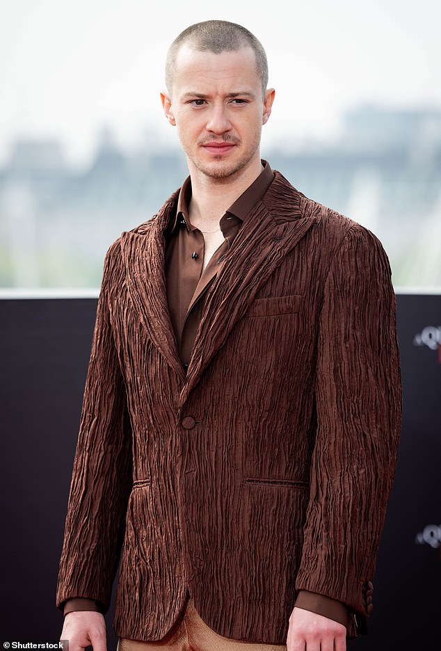 يأتي هذا بعد عامين من دخول المغنية، 28 عامًا، في خلاف مع نجم فيلم Noah Schnapp، 19 عامًا، بعد أن نشر رسالة علنية منها تطلب فيها إقامة علاقة مع الممثل، 30 عامًا (الصورة لجوزيف)