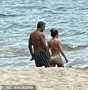 لاحقًا أمسكوا بأيدي بعضهم البعض أثناء سيرهم نحو الأمواج