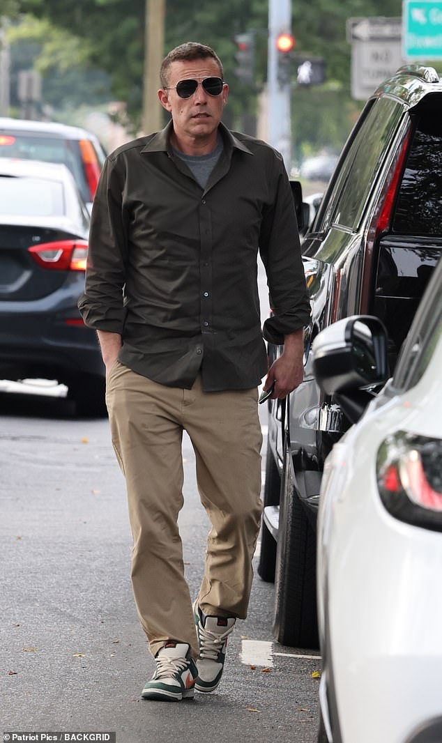 ظلل نجم فيلم The Gone Girl عينيه بنظارة شمسية رائعة