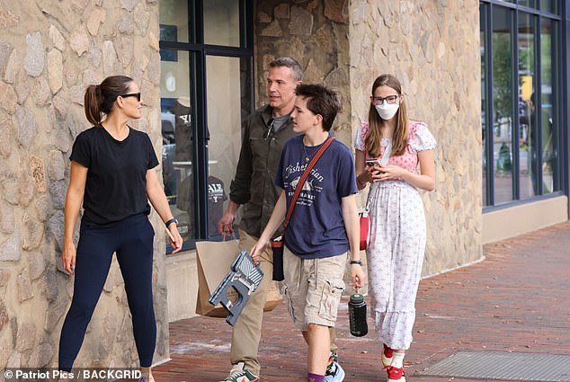 هناك شائعات تفيد بأن فيوليت تدرس في جامعة ييل