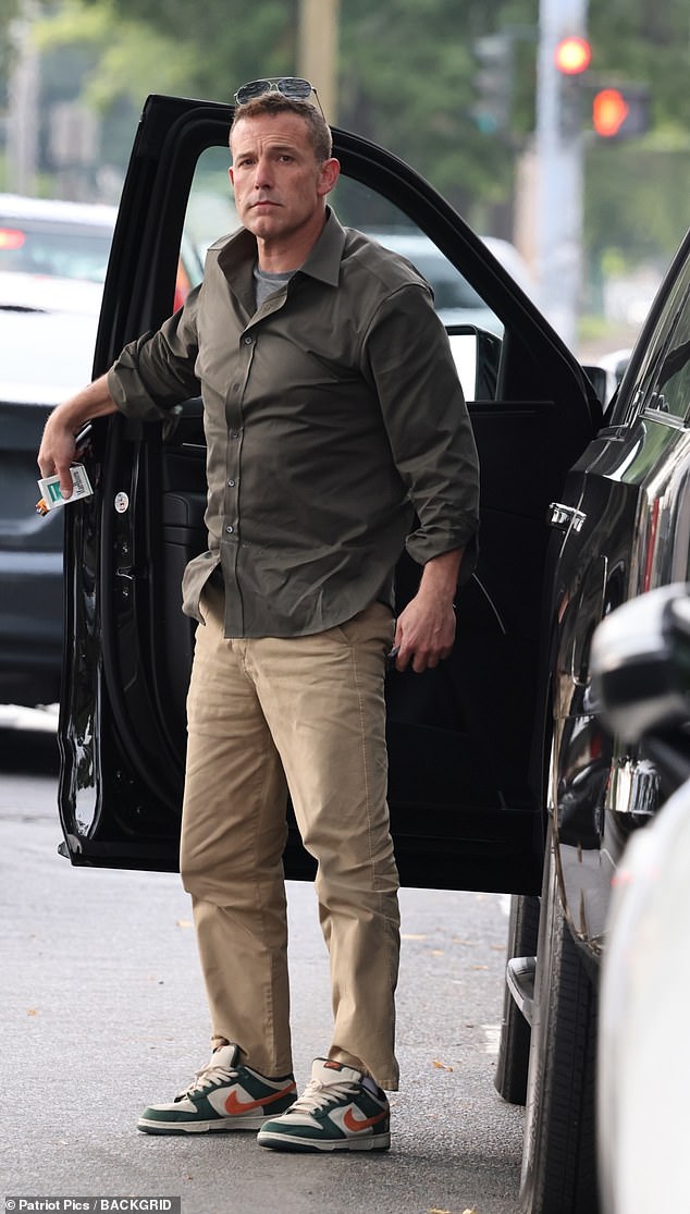 خرج أفليك من سيارته