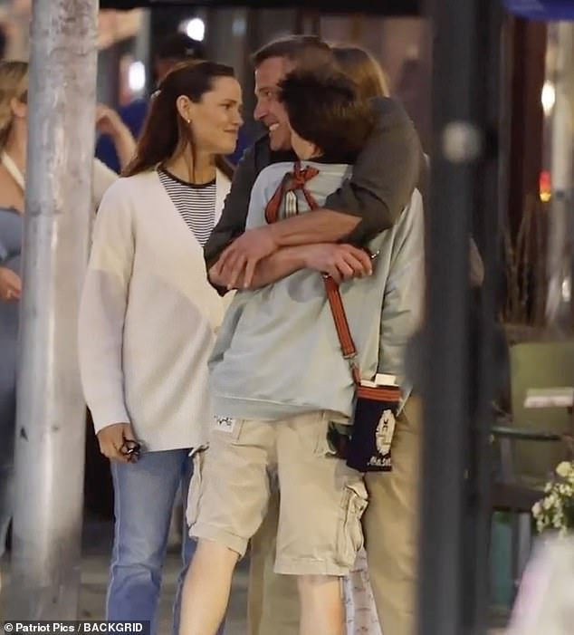 قام أفليك بسحب فين لاحتضانه بلطف