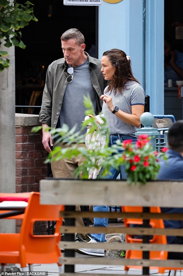 ارتدى غارنر قميصًا مخططًا وجينزًا وحذاءً رياضيًا