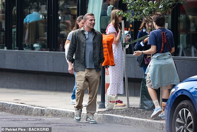 ارتدى نجم Argo قميصًا بأزرار وقميصًا وبنطالًا وحذاء رياضيًا من Nike