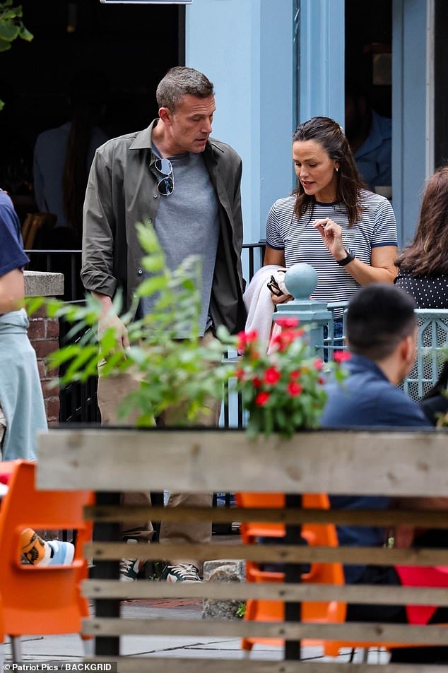 أفليك وزوجته السابقة يجتمعان في يوم زفاف ابنتهما