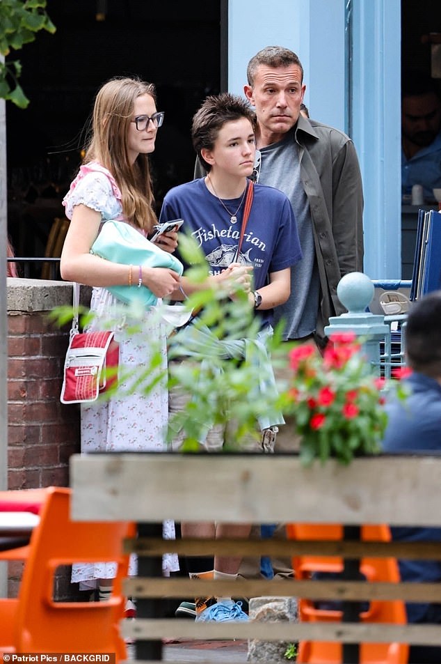 أفليك يشارك فيوليت وفين وابنهما صموئيل مع جارنر