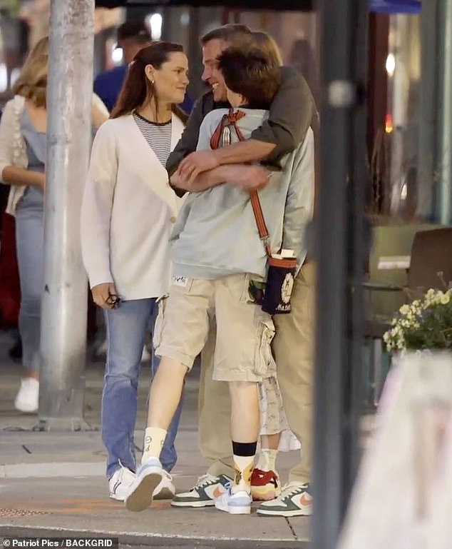 بدا أفليك سعيدًا للغاية مع عائلته