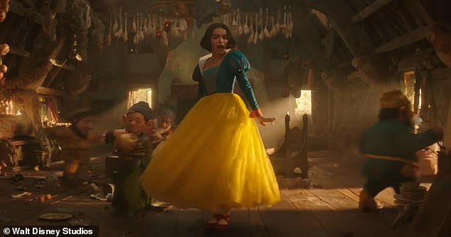 تلقى الفيلم اهتمامًا سلبيًا بعد أن كشف موقع DailyMail.com أن الأقزام سيحل محلهم سبعة 