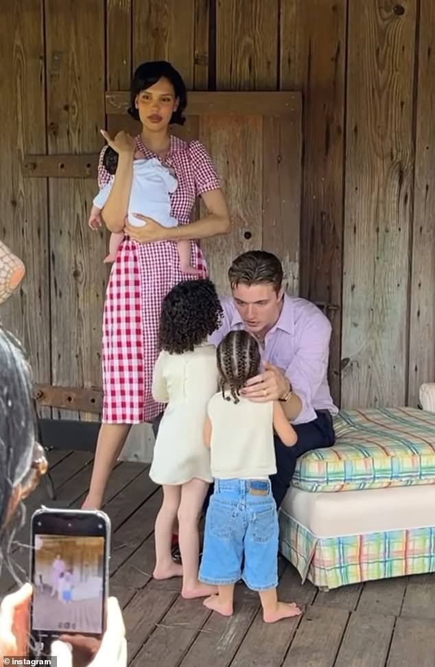 بالإضافة إلى Rumble Honey وSlim Easy، تشارك أيضًا Whimsy Lou البالغة من العمر أربعة أشهر - والتي رحبت بها في وقت سابق من هذا العام في أبريل - مع زوجها Lucky Blue Smith، 25 عامًا.