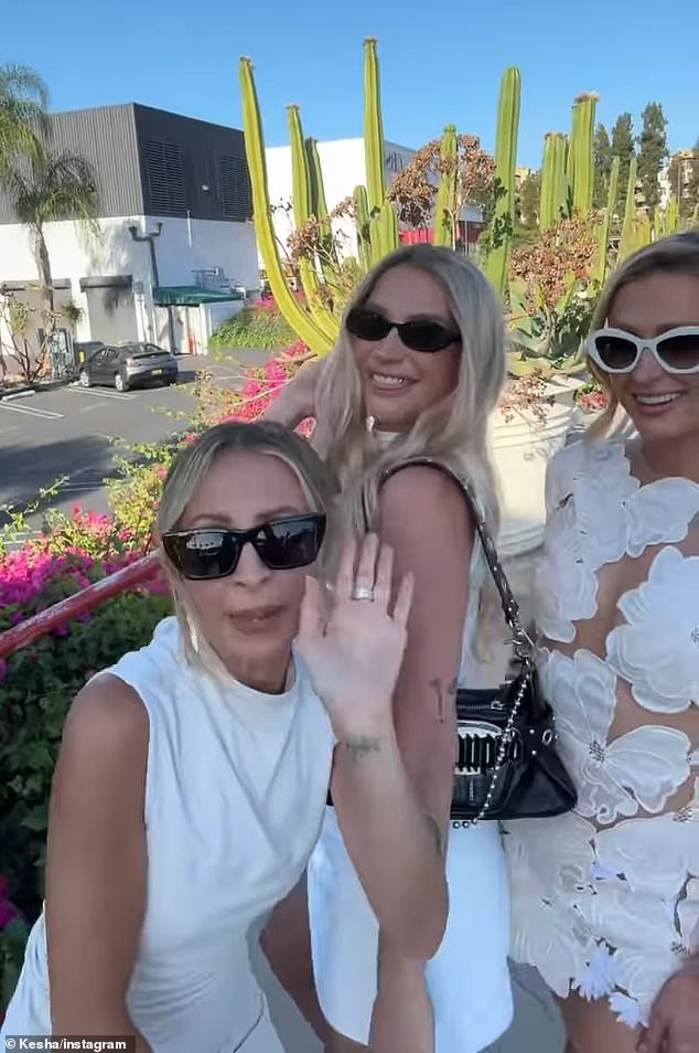 في يوم الجمعة الماضي، أعلنت المرشحة لجائزة جرامي مرتين عن مشاركتها في برنامج الواقع القادم على قناة Peacock والذي تقوم ببطولته صديقتا الطفولة باريس هيلتون (يمين) ونيكول ريتشي (يسار) مع تعليق: 