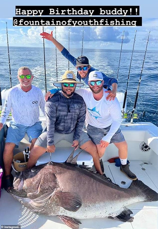 شارك ابن توم كروز ونيكول كيدمان صورة ثانية له مع الأصدقاء على حسابه على إنستغرام ستوري يوم السبت في احتفال آخر بعيد ميلاده