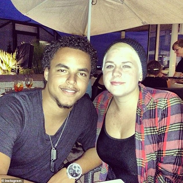 شوهد كونور وإيزابيلا وهما يتسكعان معًا عندما أصبحا بالغين