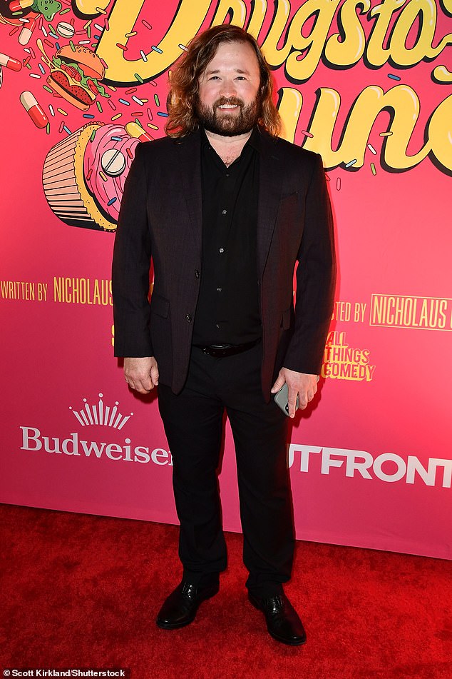 سيظهر أوزمنت في فيلم Blink Twice وسيشارك في بطولته مع النجمين الرائدين تشانينج تاتوم وناعومي آكي في أول تجربة إخراجية للمخرجة زوي كرافيتز. سيعرض فيلم Blink Twice لأول مرة في دور العرض يوم الجمعة 23 أغسطس؛ وسيُعرض في 20 فبراير.