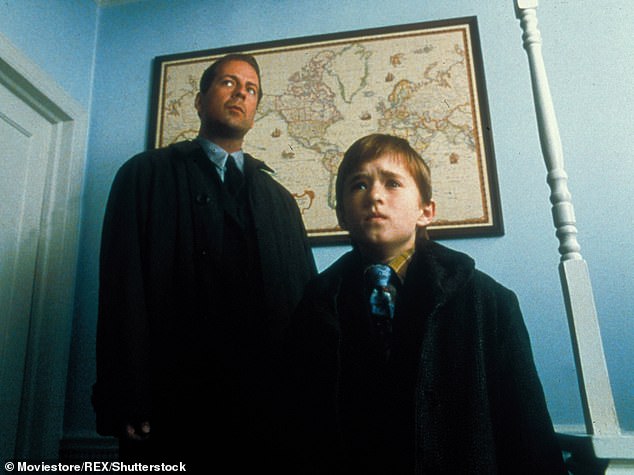 بعد ذلك، سيشارك في بطولة أول فيلم من إخراج زوي كرافيتز، Blink Twice، ولكن قبل ذلك، وجد الشهرة بعد أن شارك في بطولة فيلم الإثارة النفسية The Sixth Sense عام 1999 أمام بروس ويليس - بل وأظهر دعمه لزميله السابق عندما قرر التراجع عن التمثيل.