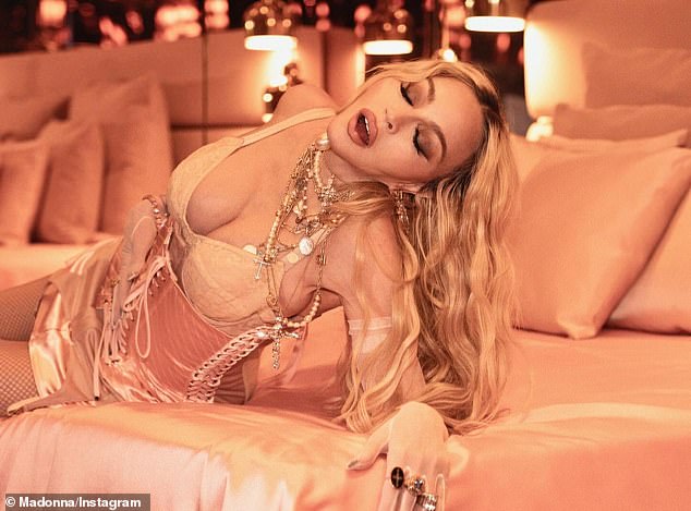 أظهرت الأم لستة أطفال انشقاقها في صديرية وردية باهتة مع تفاصيل مشد تبرز خصرها الصغير