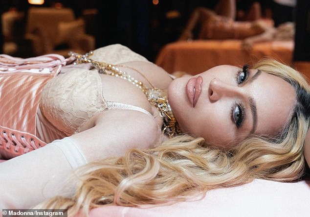 أظهرت الأم لستة أطفال انشقاقها في صديرية وردية باهتة مع تفاصيل مشد تبرز خصرها الصغير