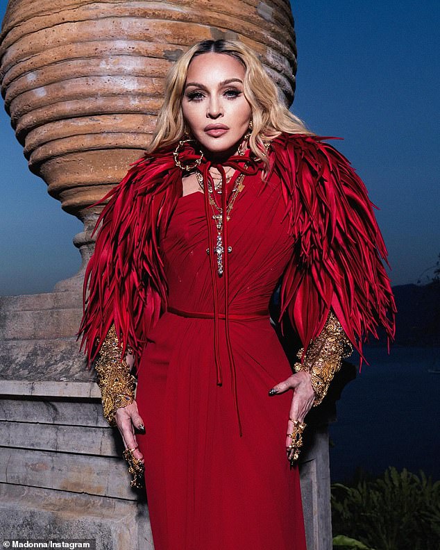 تميزت الملابس بأكمام ريشية باهظة الثمن مع تفاصيل ذهبية مزخرفة