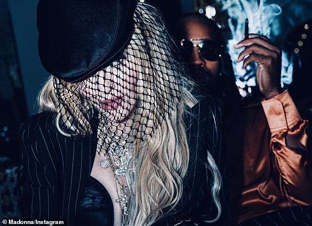 يبلغ الفارق العمري بين مادونا وأكيم 37 عامًا، لكنهما بدا وكأنهما الثنائي المثالي في اللقطات