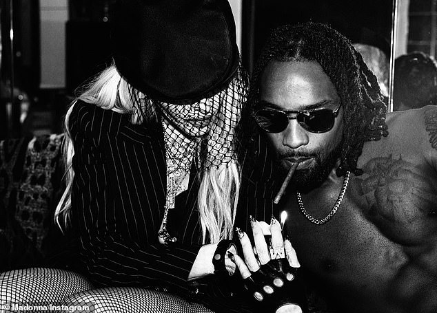 كما أبهرت مادونا الجميع بفستانها الأسود القصير في اللقطات التي التقطتها مع رجلها الجديد، حيث شوهدت وهي تساعده على الإضاءة.