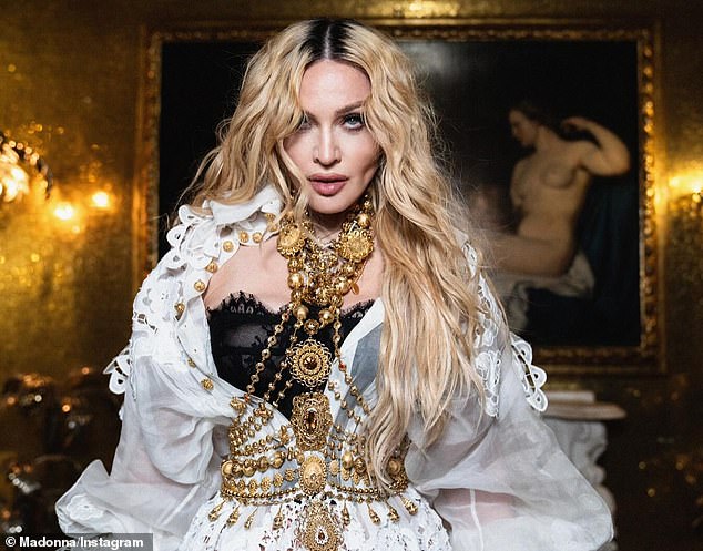 كانت مادونا، التي تنحدر عائلتها من منطقة أبروتسو الإيطالية، في إيطاليا لعدة أيام، ويقال إنها ضيفة على المصممين دومينيكو دولتشي وستيفانو غابانا.