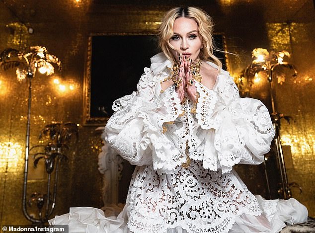 كانت هناك تكهنات في وسائل الإعلام الإيطالية بأن المغنية كانت تخطط لحفلة عيد ميلاد كبيرة في المدينة القديمة، التي دمرت في عام 79 بعد الميلاد عندما ثار جبل فيزوف، لكن تم نفي ذلك.