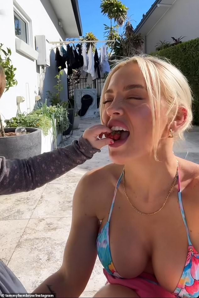 شاركت مؤثرة اللياقة البدنية منشورًا على Instagram Stories حيث أطعمها أحد أطفالها الفاكهة، التي تناولتها بسعادة، والخضرة وكل شيء