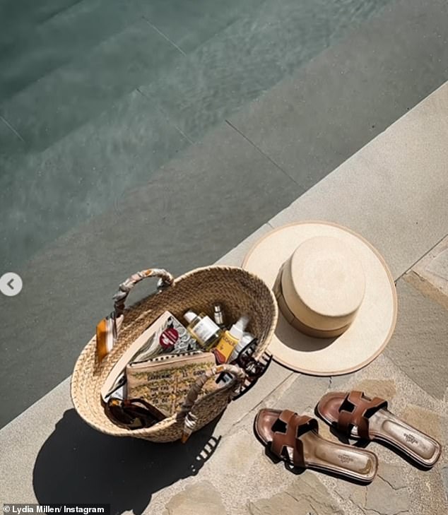 أظهرت ليديا حقيبتها الشاطئية أثناء استرخائها بجانب حمام السباحة