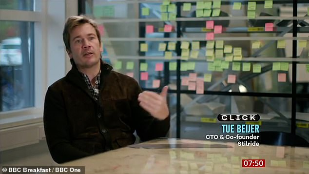 على الرغم من وجود مجموعة مختارة من الموضوعات الإخبارية على جدول الأعمال، لم يتمكن المشاهدون من منع أنفسهم من التذمر عندما بدأ المقدمون بعد ذلك في تقديم شريحة التكنولوجيا، انقر (في الصورة)