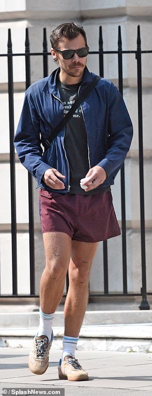 أظهر أربع علامات صغيرة على ركبتيه - 