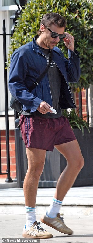 ارتدى هاري زوجًا من أحذية Adidas الرياضية باللون البيج