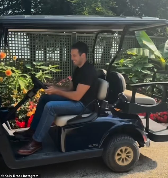 قفز جيريمي لاحقًا خلف عجلة عربة ذهبية بينما كان يصطحب زوجته لاستكشاف الأراضي