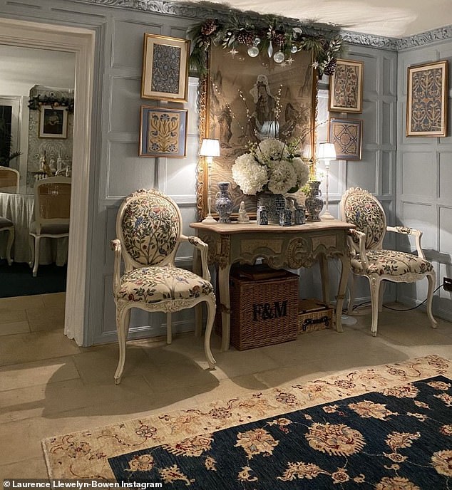كل ركن من أركان المنزل الضخم يتميز بلمسة لورانس في التصميم الداخلي مع الأنماط المتضاربة والأعمال الفنية الجريئة