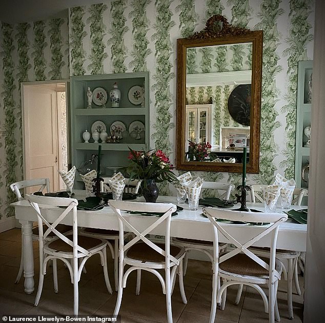 قال لورانس إنه على الرغم من مظهر صالة العرض، فإن المنزل مليء بالألعاب البلاستيكية وبضائع بيبا بيج