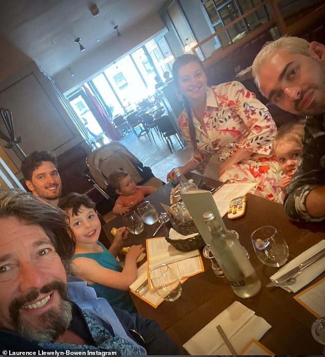 كشف لورانس أن العائلة تتجمع في مسكنه مع جاكي في الساعة الخامسة مساءً لتناول المشروبات حيث يقضون الوقت معًا ولكنهم 