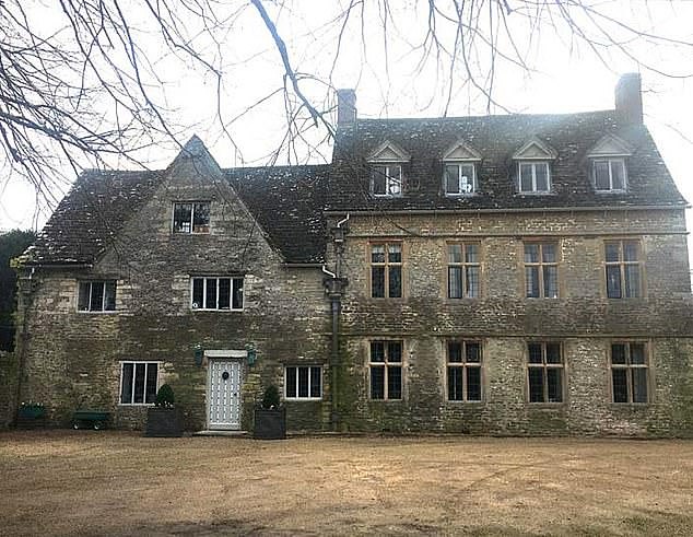 قال لورانس إن قرار الإعداد غير التقليدي اتخذ عندما كان هو وزوجته 