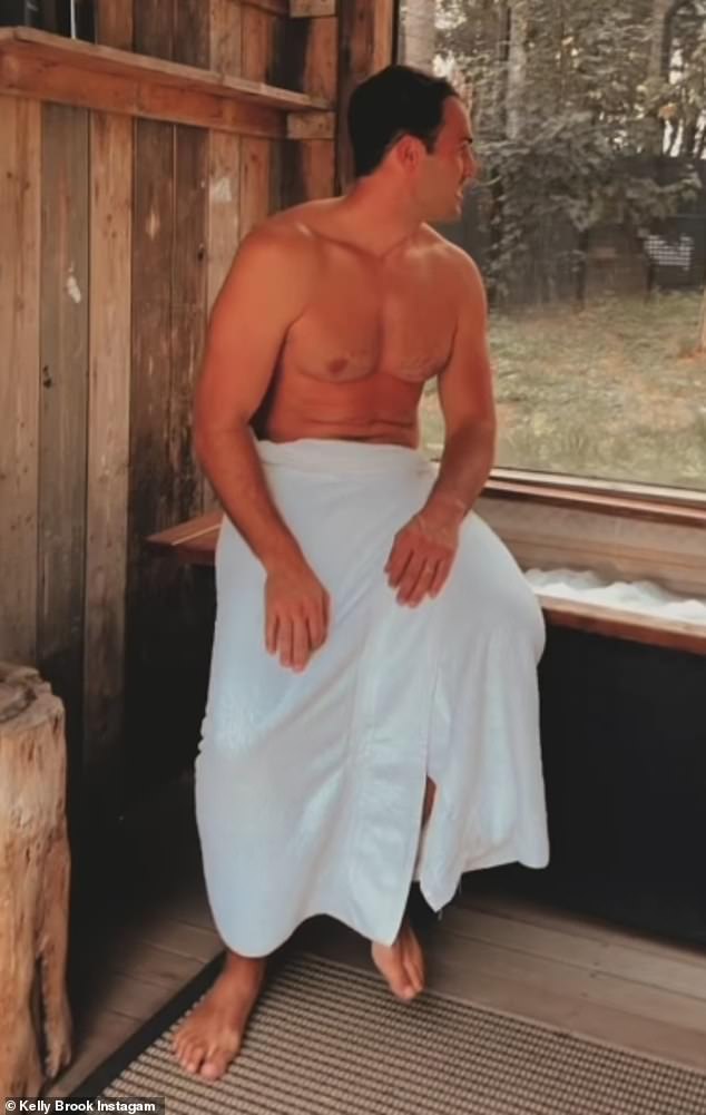 وفي الوقت نفسه، استعرض جيريمي لياقته البدنية العضلية عندما ذهب إلى المنتجع الصحي بدون قميص مع منشفة ملفوفة بالكامل حول خصره