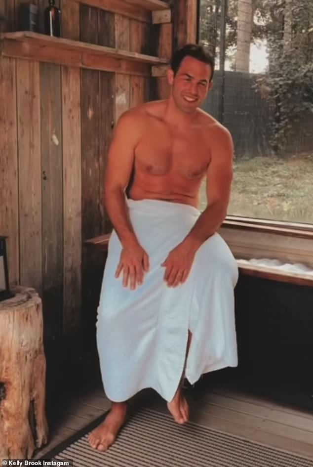 نشرت عارضة الأزياء السابقة على موقع إنستغرام صورًا لها وزوجها الوسيم وهما يستكشفان نزلهما الفاخر للغاية