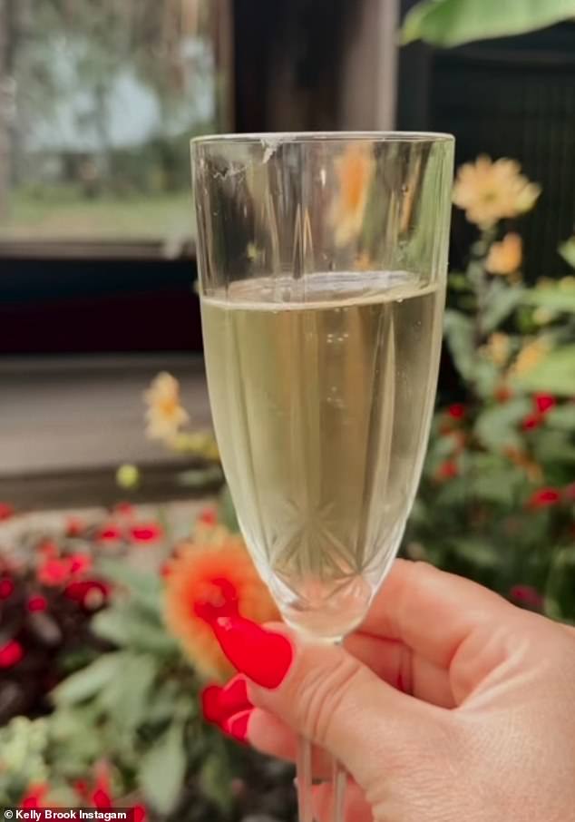 استمتعت العارضة بكأس من الشمبانيا المبردة