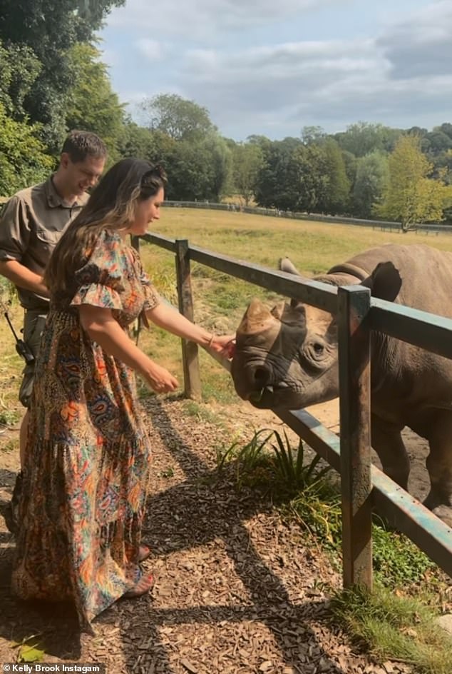 استمتع الزوجان لاحقًا برحلة سفاري وأطعموا الحيوانات