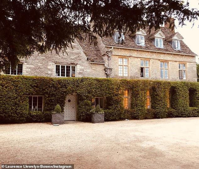 يحتوي العقار المترامي الأطراف على حدائق رائعة لكن لورانس يقول إن هناك حاجة إلى مزيد من العمل لتكييف المنزل حتى يكون لديهم أماكن معيشتهم الخاصة