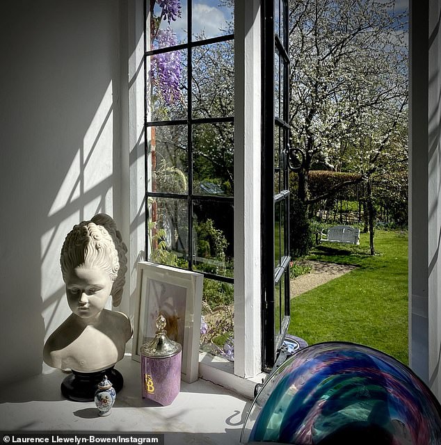 قال المصمم إن بناته عادن للعيش معه بعد أن كافح هو وزوجته لملء العقار الضخم عندما كانا بمفردهما فقط