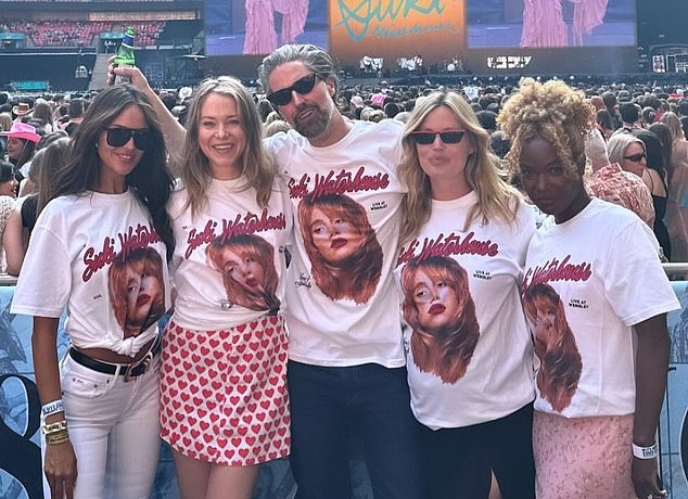 المعجبون المشاهير: إيزا جونزاليس، بوبي جيمي، جاك جينيس، جورجيا ماي وليليث آي