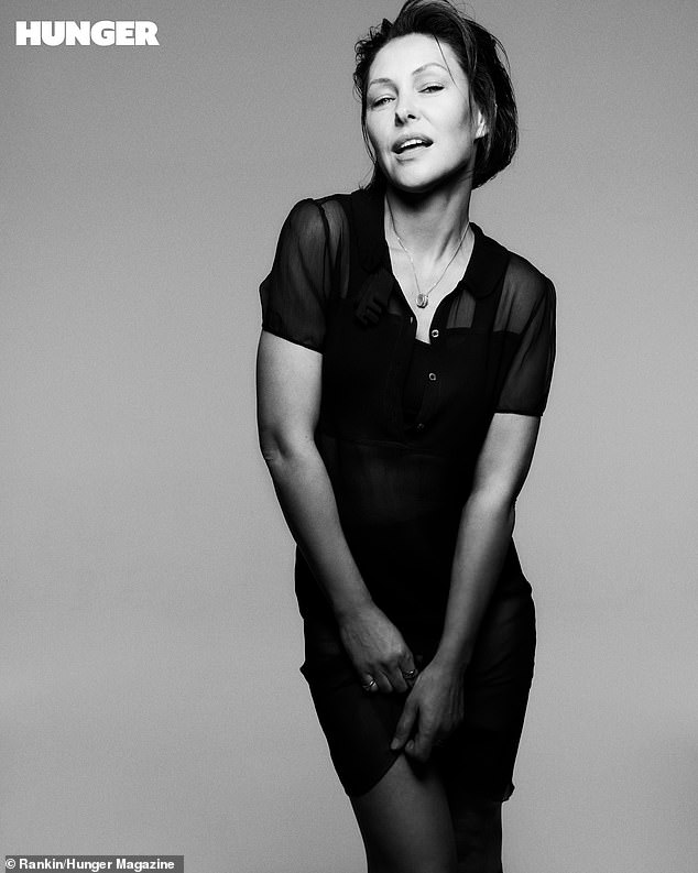 بدت رائعة الجمال بفستانها القصير المصنوع من القماش الشبكي، مع سترة جلدية بلا أكمام وجوارب شبكية.