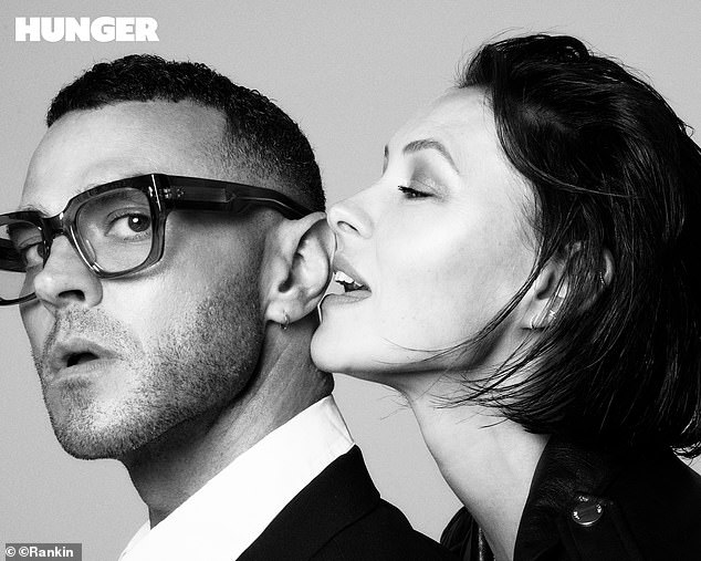 الزوجان اللذان تزوجا في عام 2008 وأنجبا ثلاثة أطفال، إيزابيل، 14 عامًا، وإيس، 12 عامًا، وتريكسي، 7 أعوام، يتصدران حاليًا فرقة Love Is Blind UK.