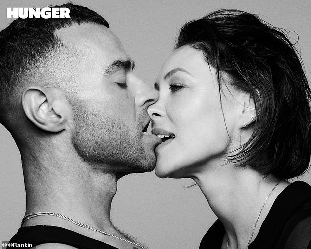 بدا الزوجان، اللذان تعاونا مؤخرًا لتقديم برنامج Love is Blind UK، رائعين في الصور بالأبيض والأسود حيث تبادلا القبلات بشغف.