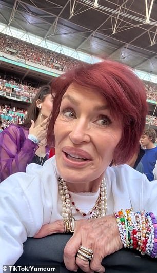 خرجت في جولة تايلور سويفت Eras في ويمبلي يوم الاثنين