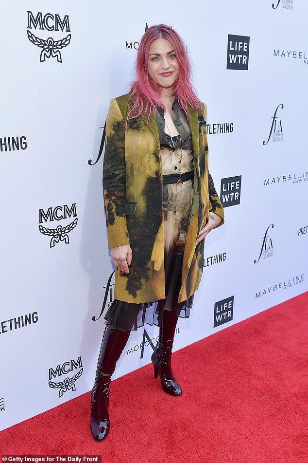 الفنانة/العارضة هي ابنة قائد فرقة نيرفانا الراحل كيرت كوبين ومغنية فرقة هول كورتني لوف، 60 عامًا. تم تصويرها في أبريل 2018 في لوس أنجلوس