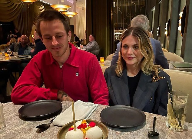 تم تصوير فرانسيس بين ورايلي، اللذين تزوجا العام الماضي، في مطعم راقي