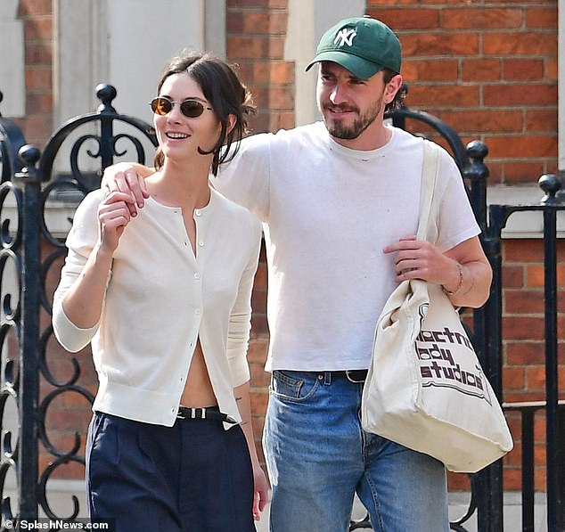 في مرحلة ما، لامست أيدي الزوجين قبل أن يأخذ بول يد جرايسي بحنان في يده.