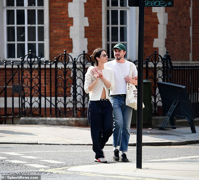 شوهدت جرايسي وهي تمسك بأصابع بول بلطف بينما كان ذراعه ملفوفًا حول كتفيه